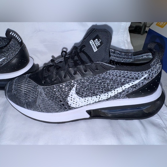 Nike AirMax Flyknit Racer Sneaker - Black and White Running Shoes - Size 8.5 - Picture 1 of 13